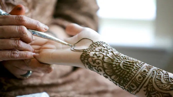 How to Apply Mehndi